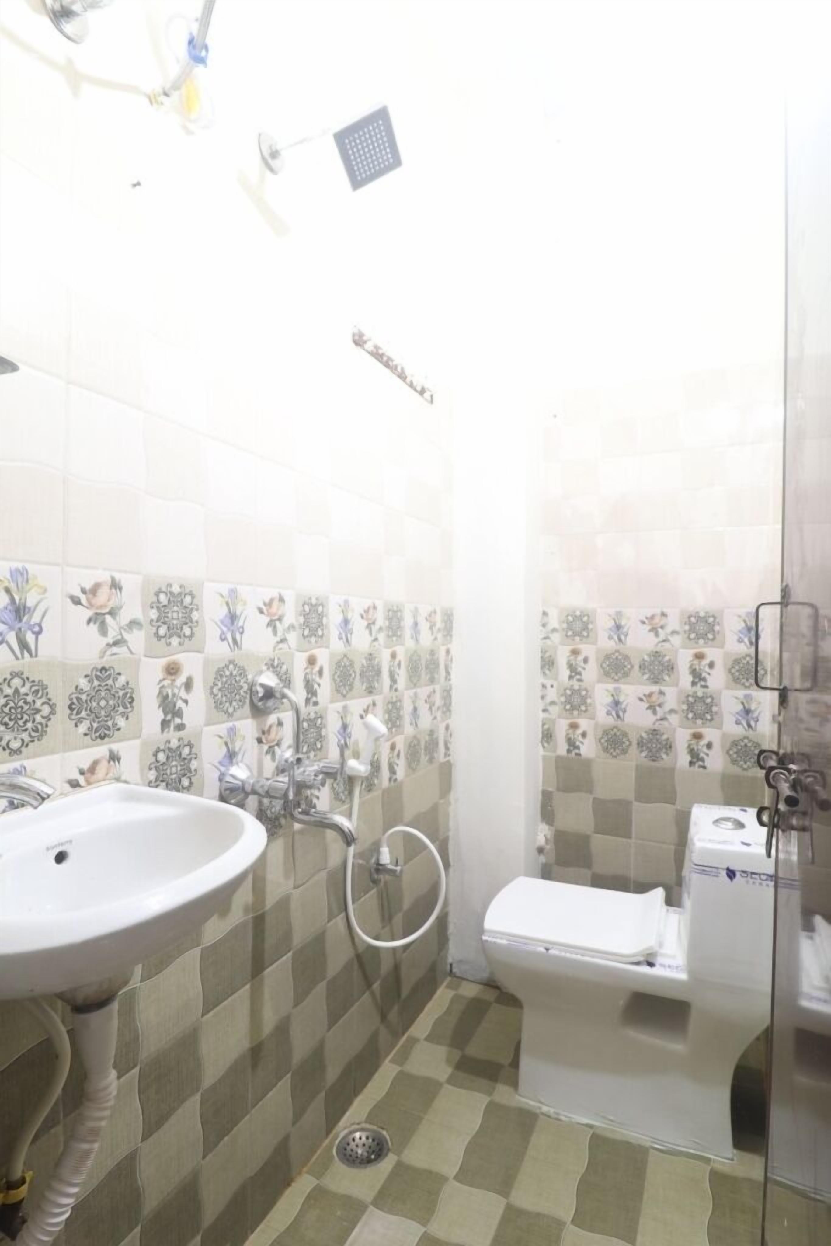 Iroomz Hotel Sbr