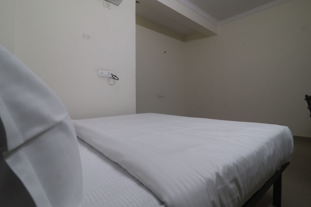 Iroomz Hotel Sbr