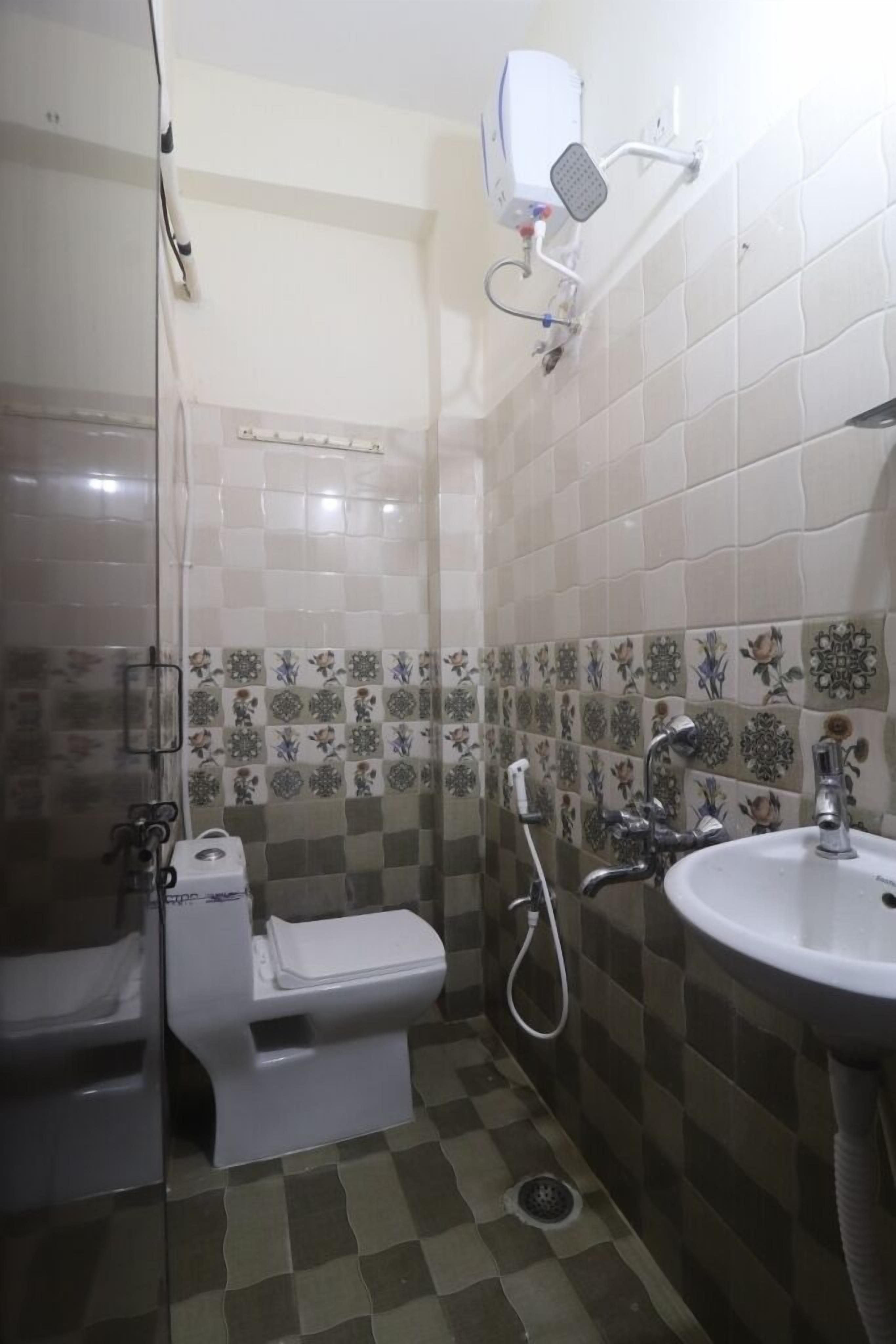 Iroomz Hotel Sbr