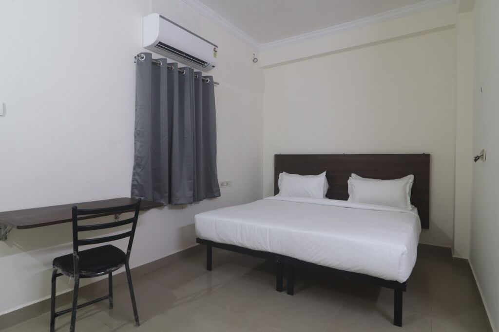 Iroomz Hotel Sbr