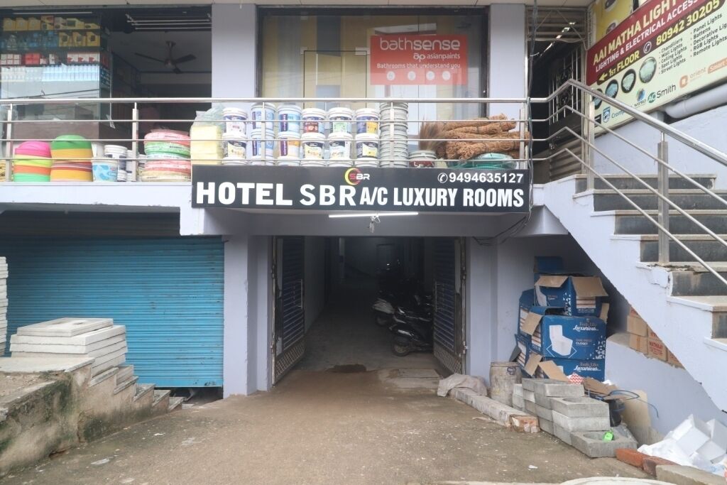Iroomz Hotel Sbr