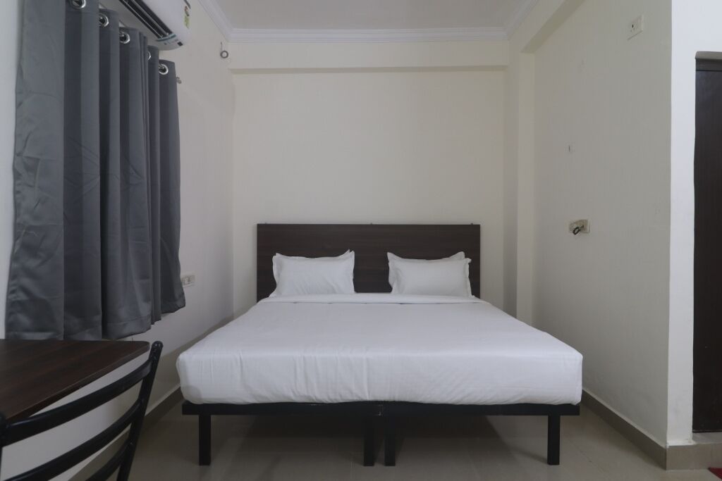 Iroomz Hotel Sbr