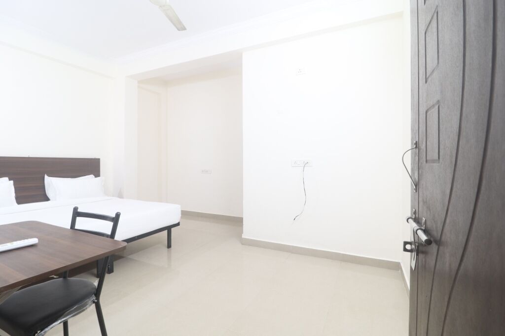 Iroomz Hotel Sbr