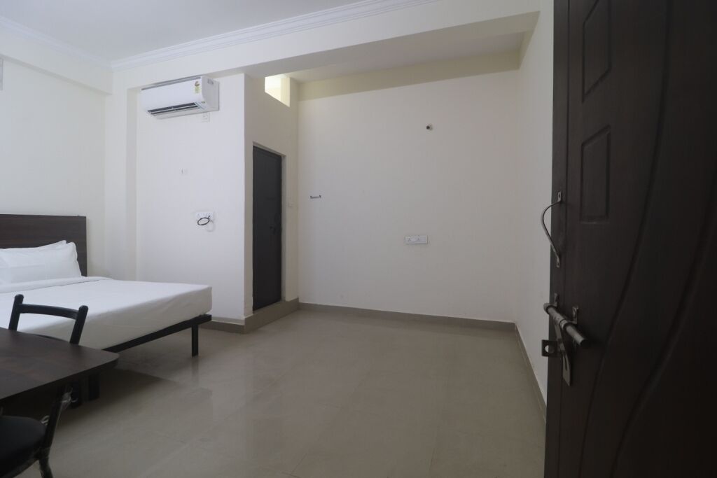 Iroomz Hotel Sbr