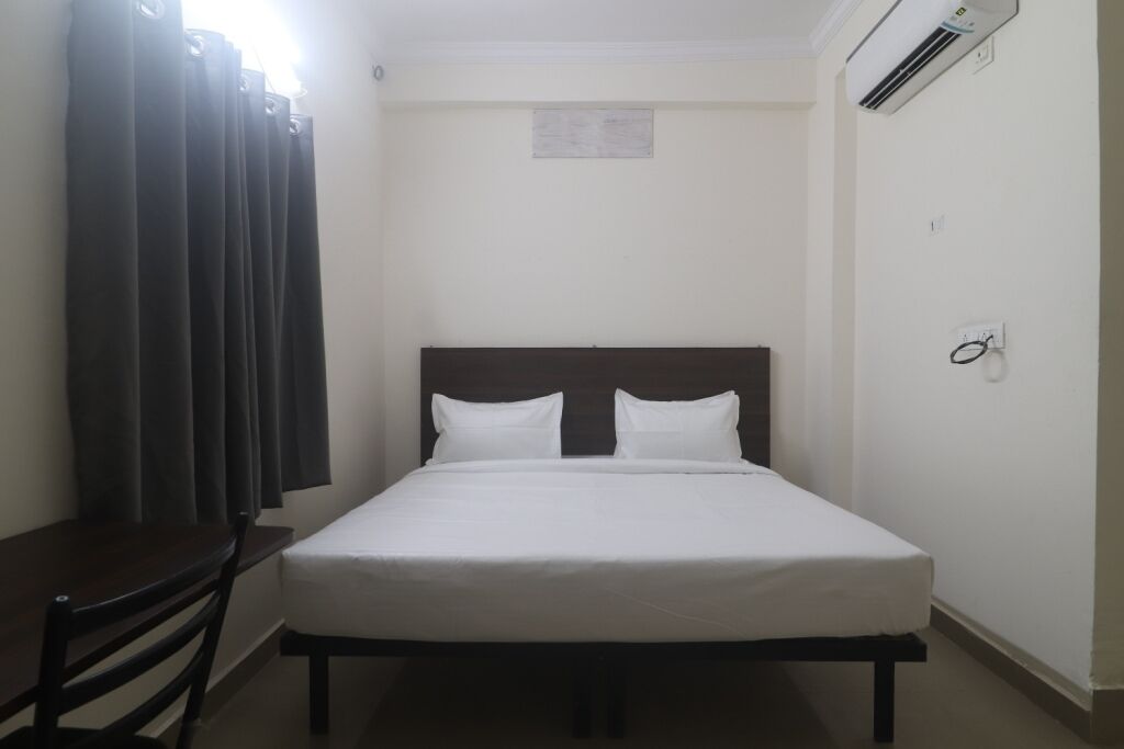 Iroomz Hotel Sbr