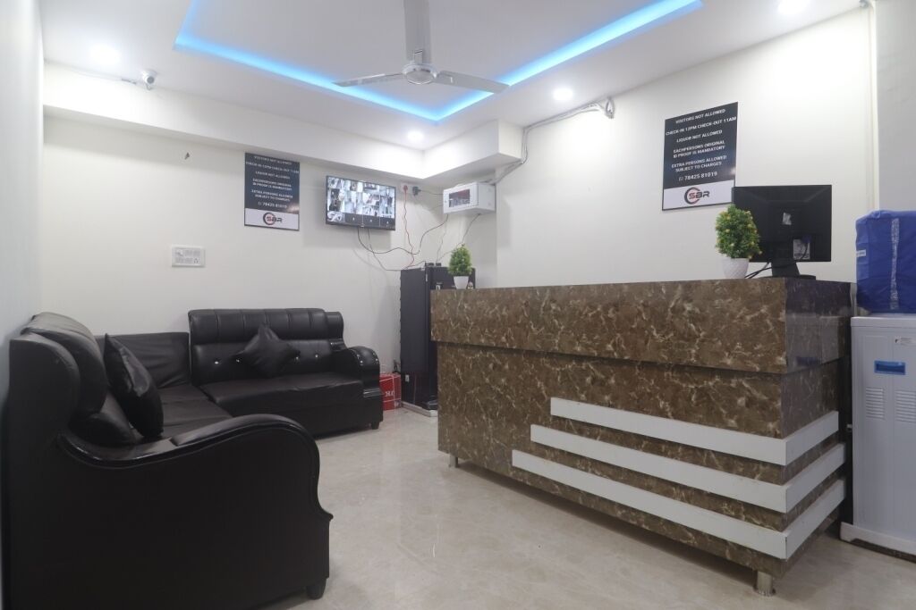 Iroomz Hotel Sbr