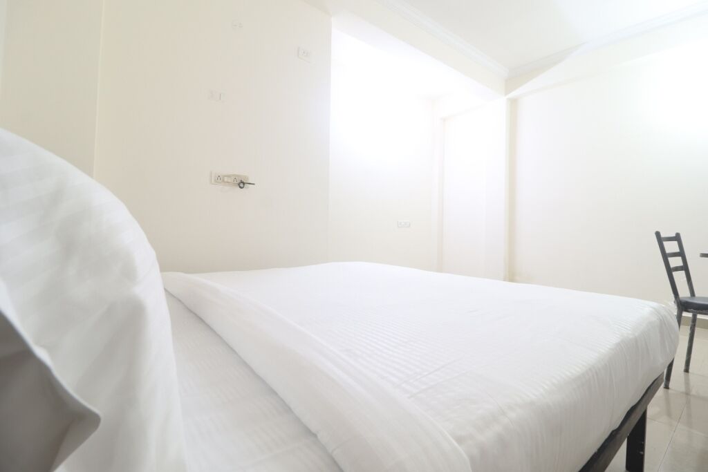 Iroomz Hotel Sbr