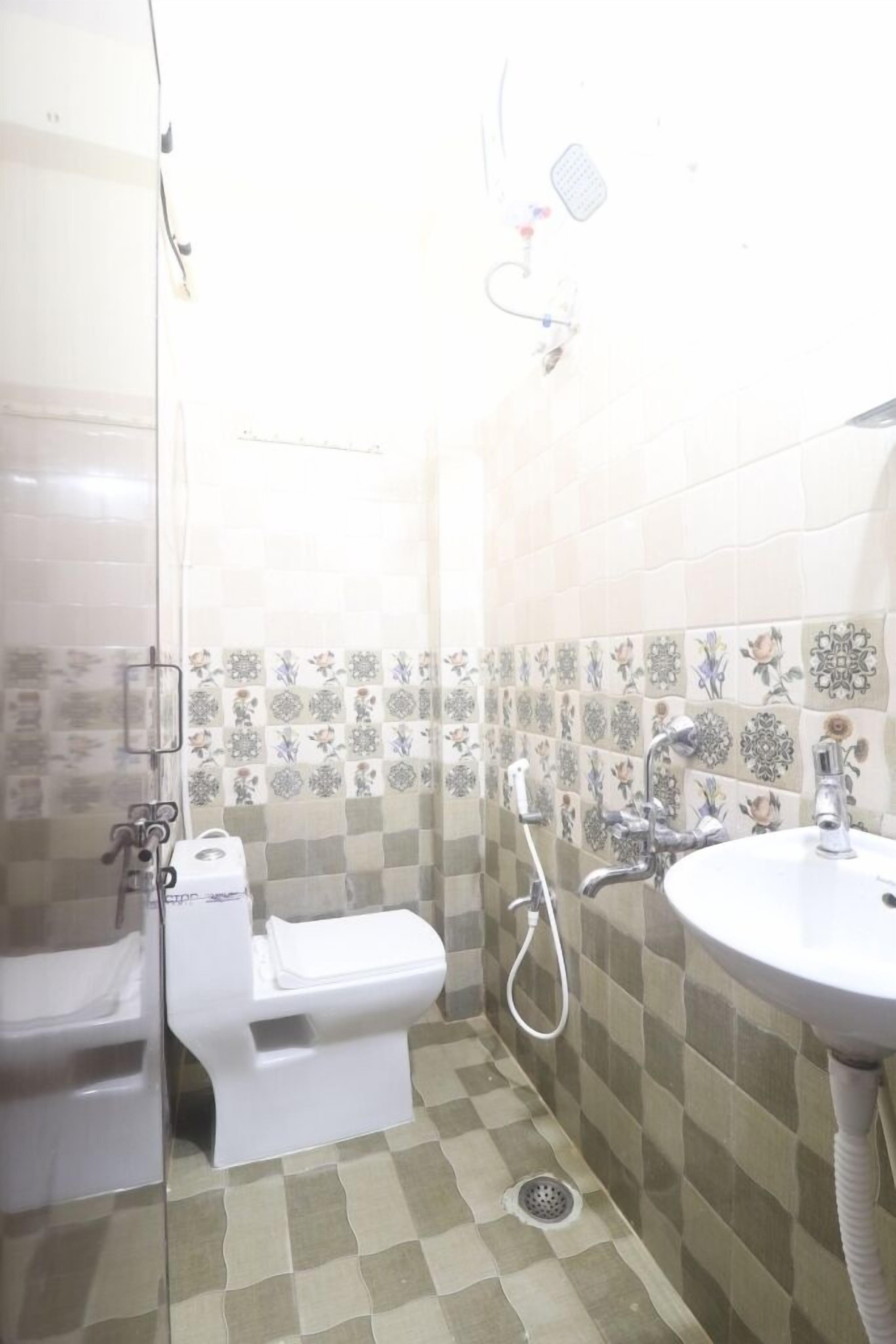 Iroomz Hotel Sbr