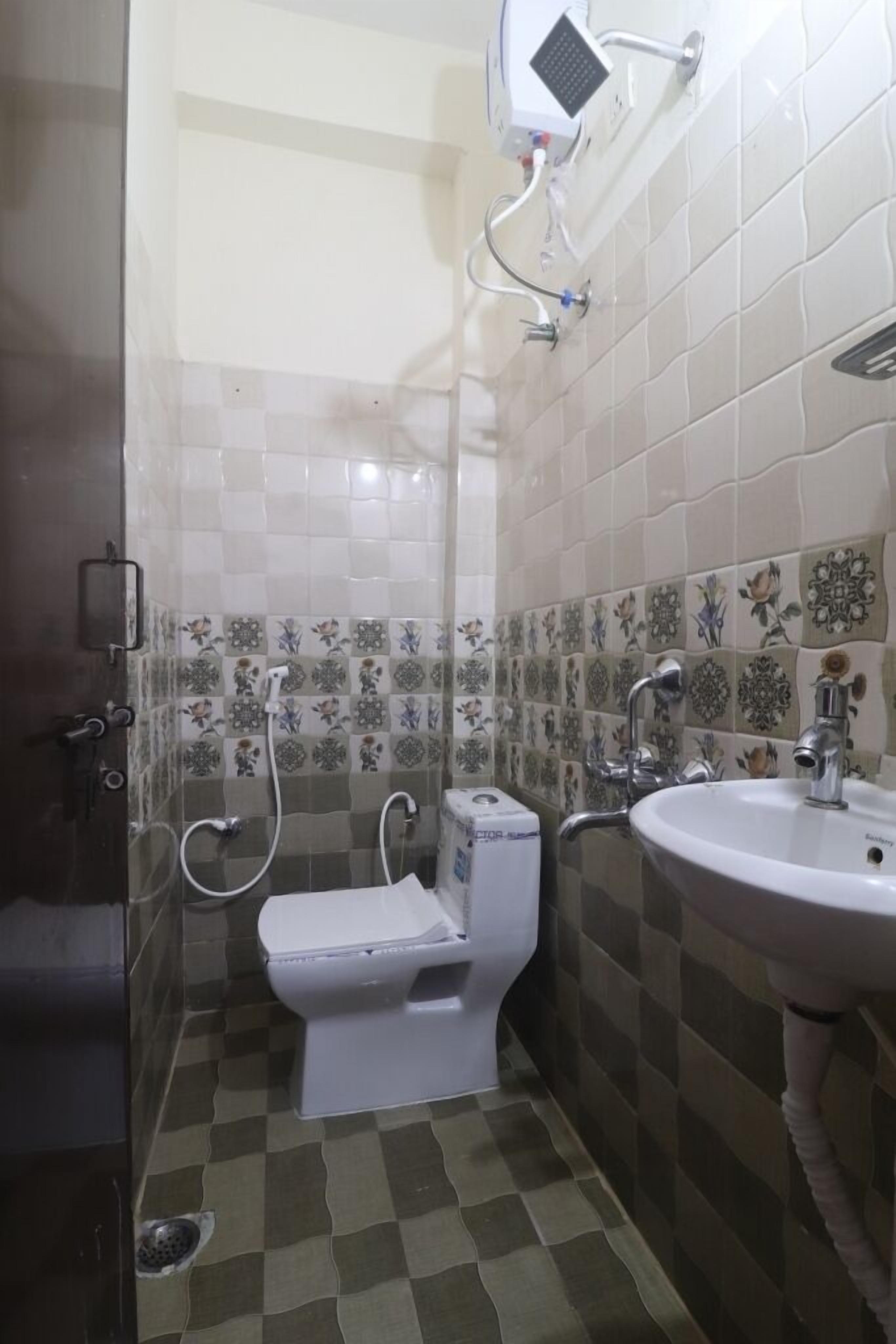 Iroomz Hotel Sbr