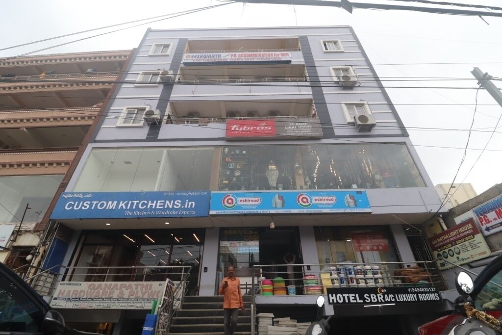Iroomz Hotel Sbr