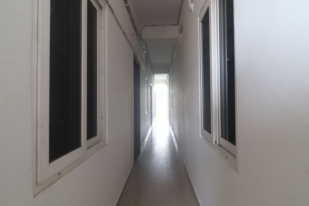 Iroomz Hotel Sbr