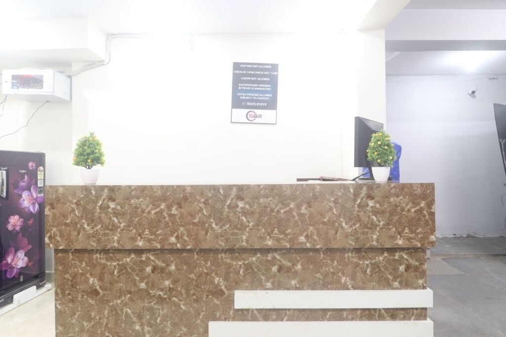 Iroomz Hotel Sbr