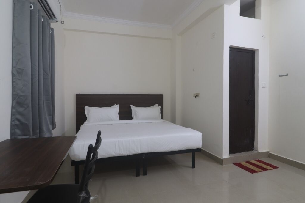 Iroomz Hotel Sbr