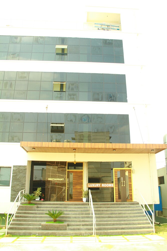 Sri Sampoorna Hotel