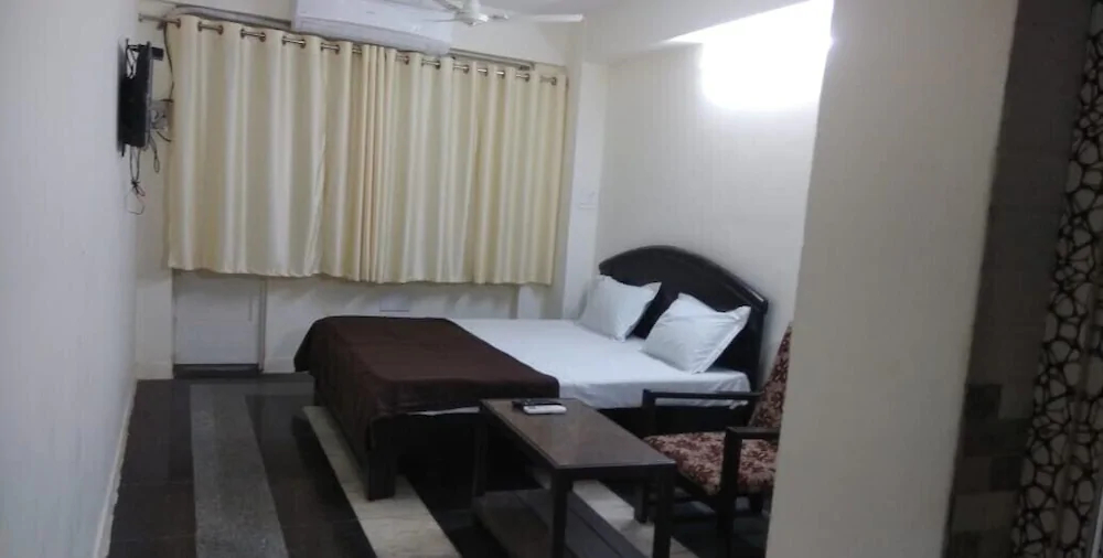 Hotel Sundar by iROOMZ