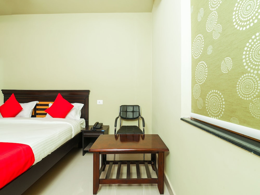 Center Point The Hotel By OYO Rooms