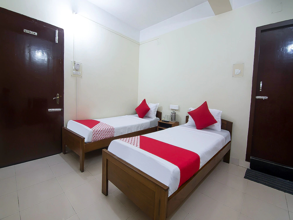OYO 12216 Paramount Inn