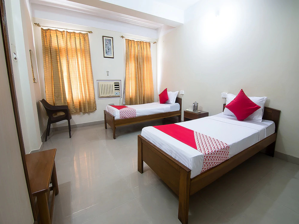 OYO 12216 Paramount Inn