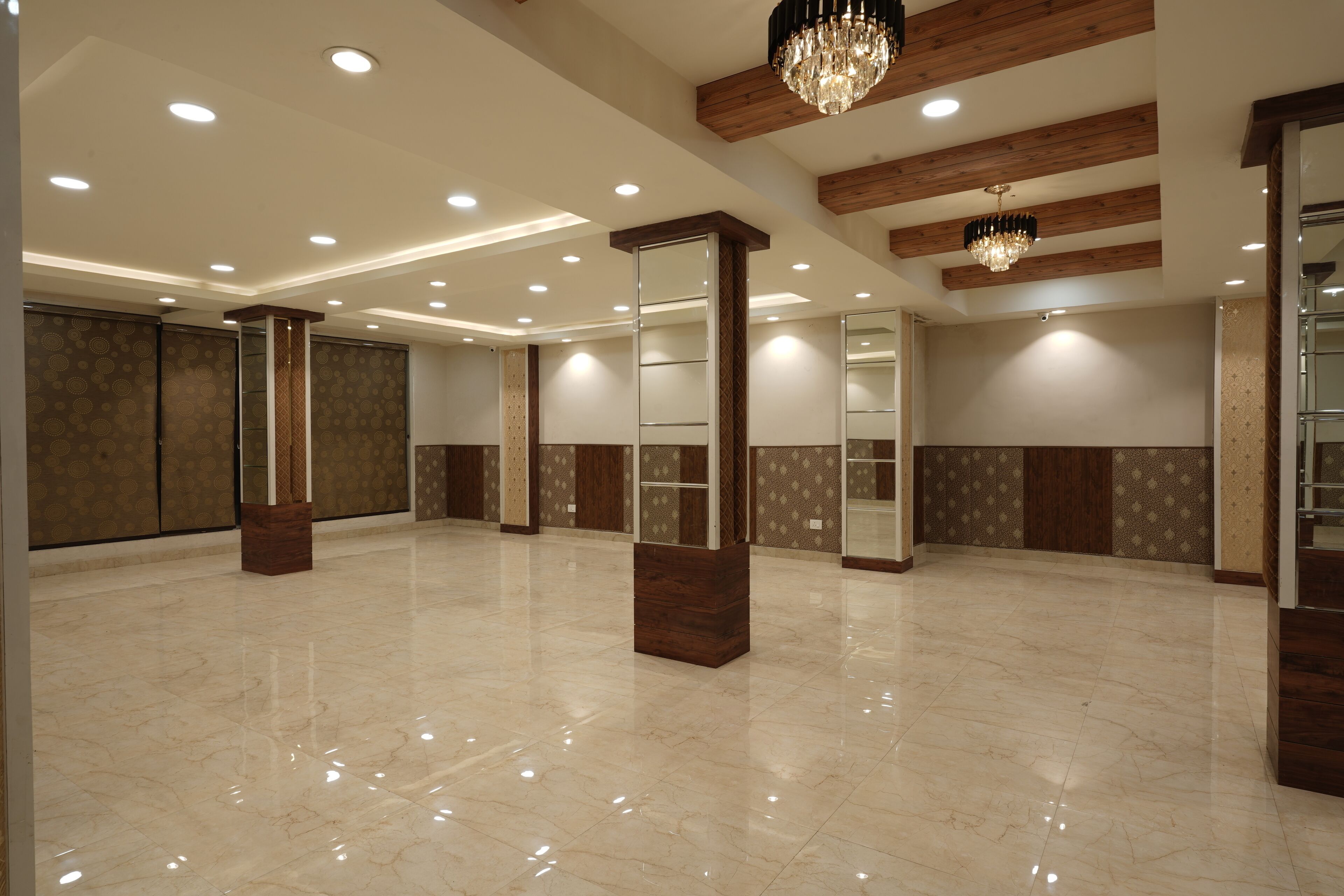 The Golden Crown Hotel Banquet & Cafe