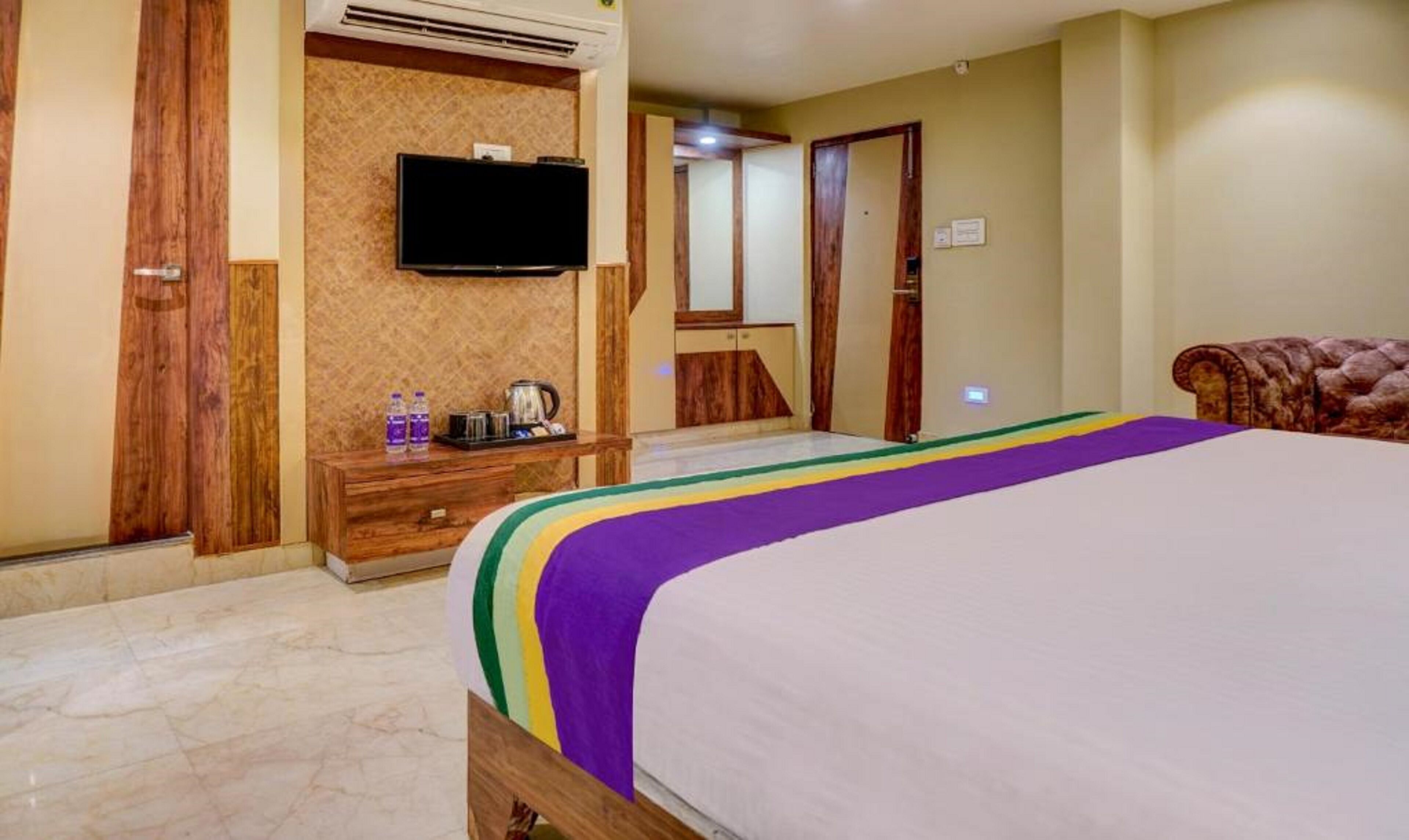 The Golden Crown Hotel Banquet & Cafe