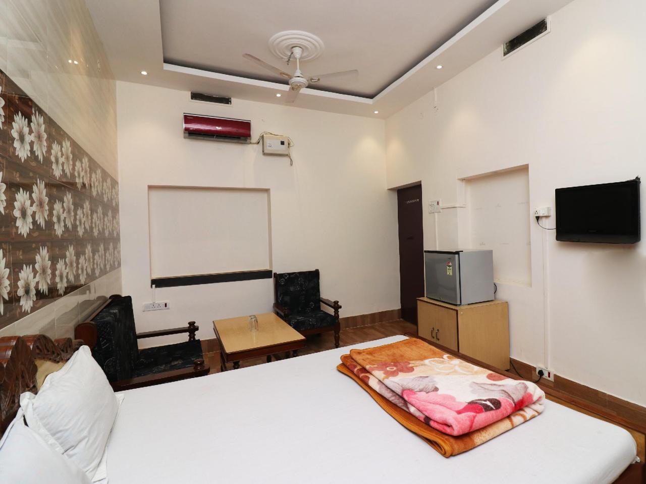 Hotel Raj by OYO Rooms