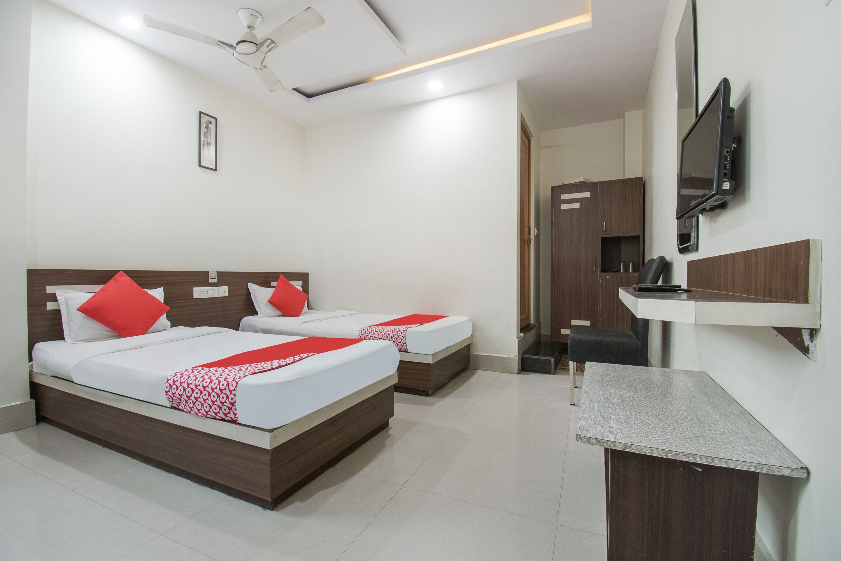 Hotel Aarav Plaza by OYO Rooms