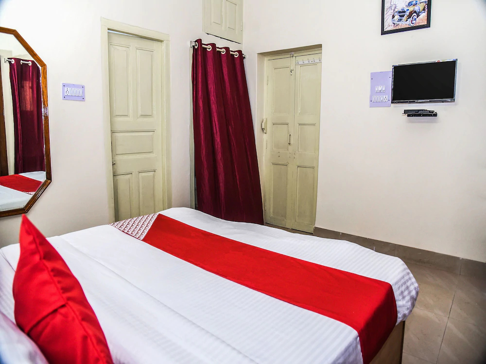 Holiday Inn By OYO Rooms