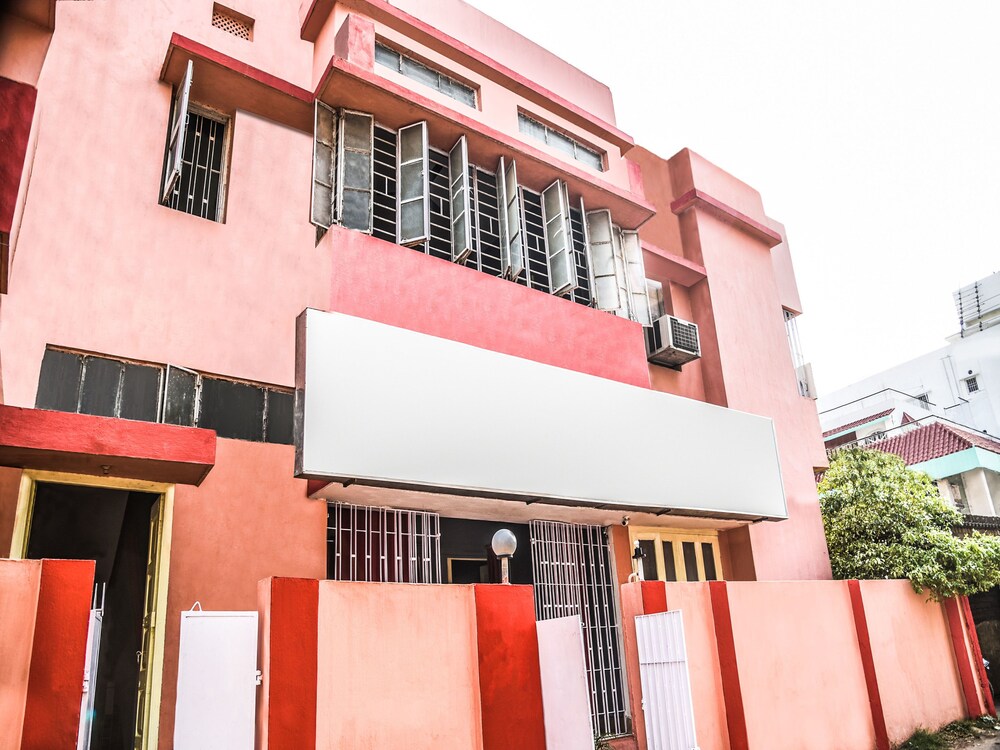 Holiday Inn By OYO Rooms