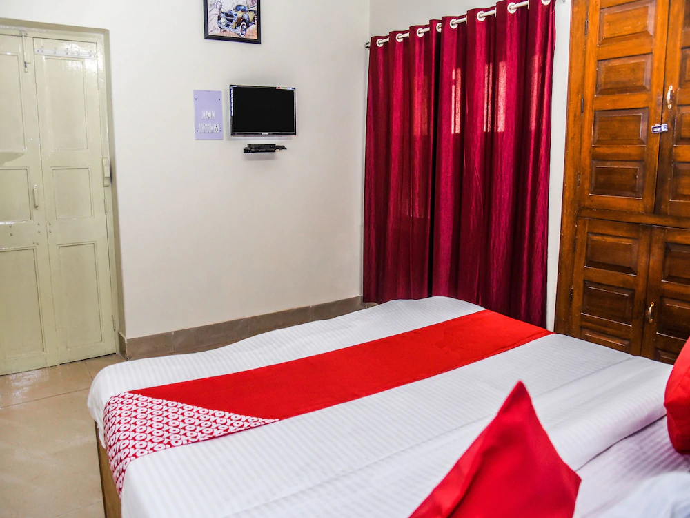 Holiday Inn By OYO Rooms