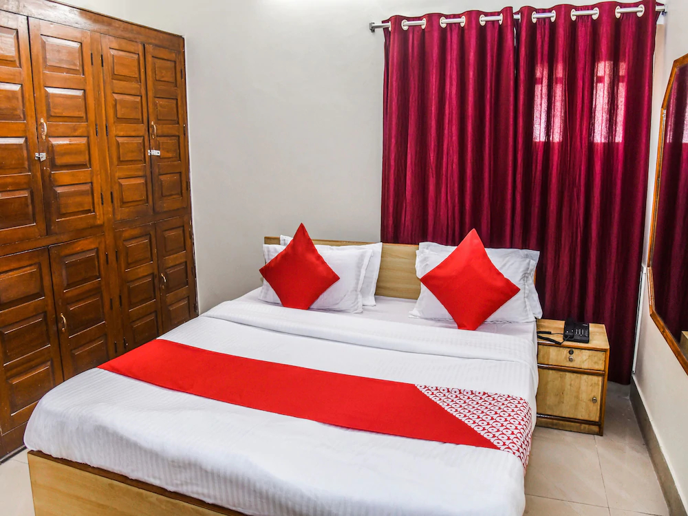 Holiday Inn By OYO Rooms