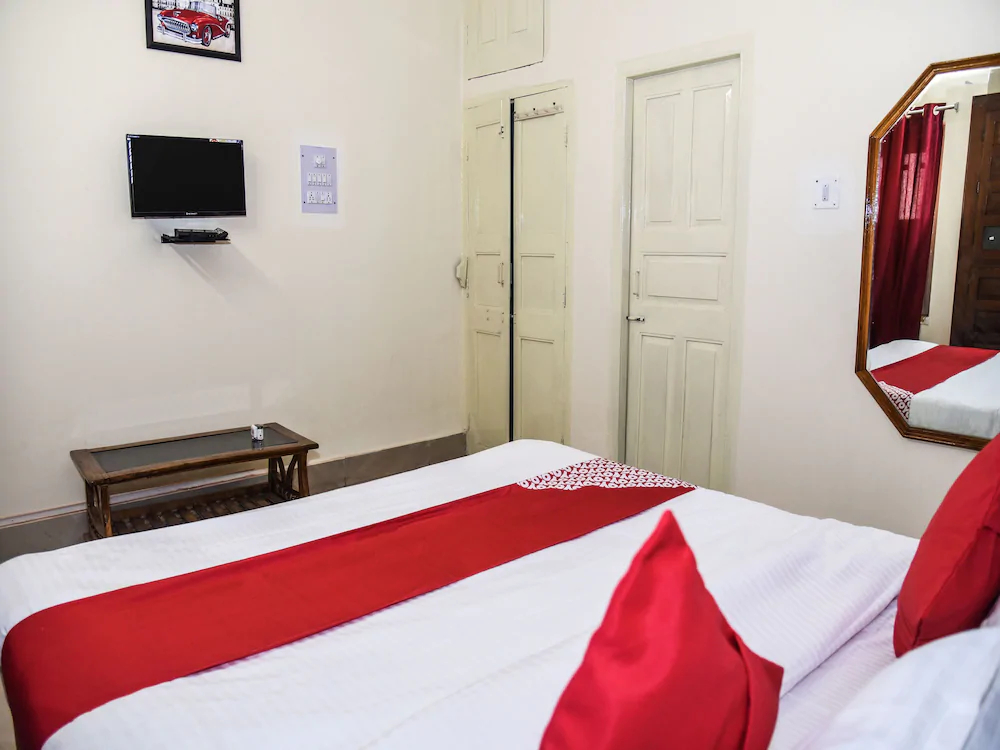 Holiday Inn By OYO Rooms