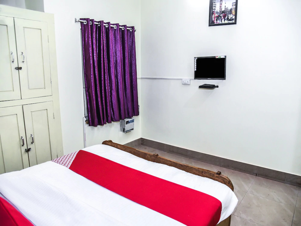 Holiday Inn By OYO Rooms