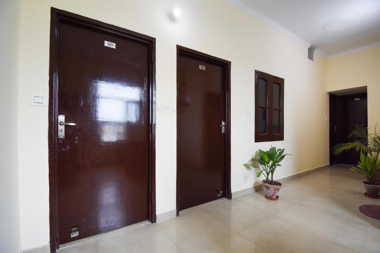 Hotel Crown Plaza by OYO Rooms