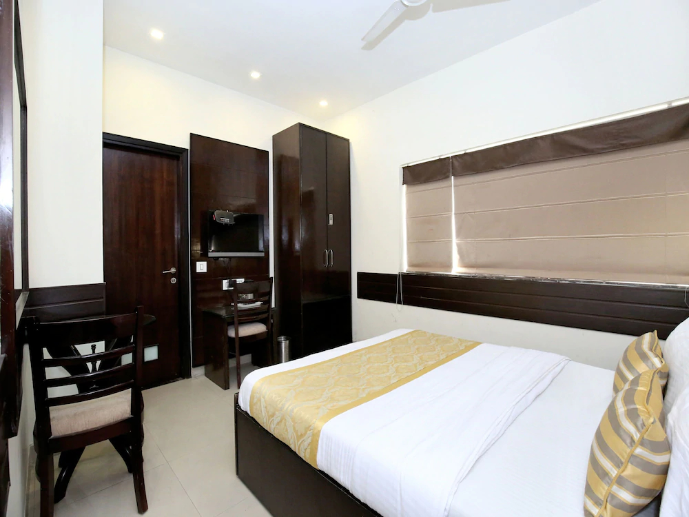 Hotel JH E18HTEEN