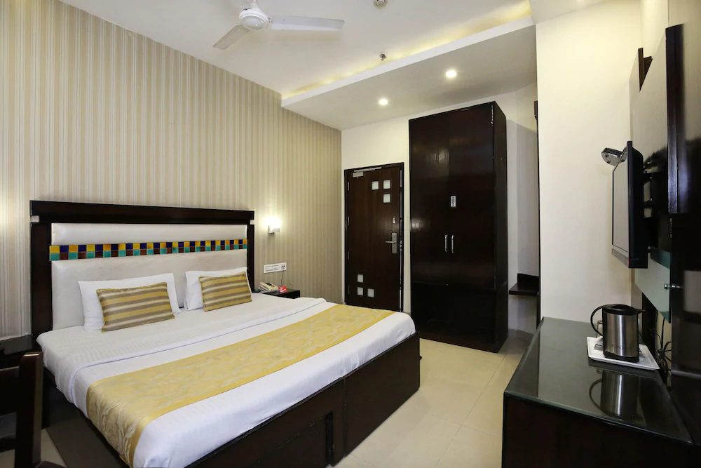 Hotel JH E18HTEEN