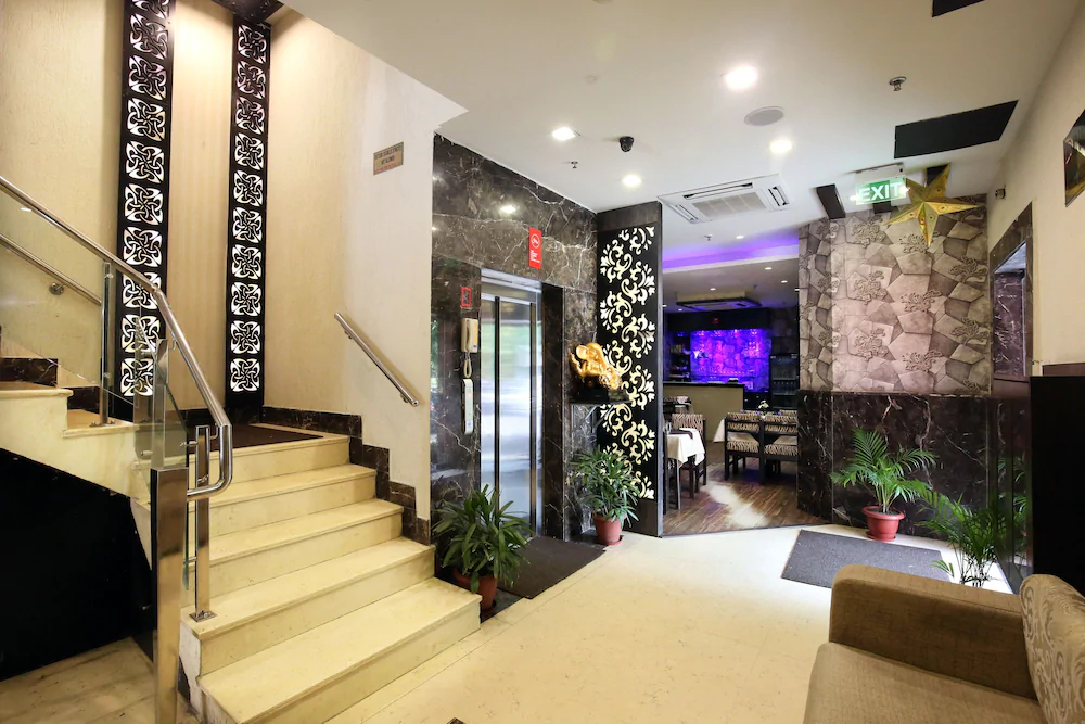 Hotel JH E18HTEEN