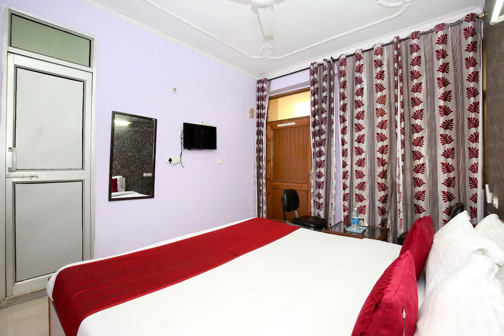 Hotel Paras By OYO Rooms