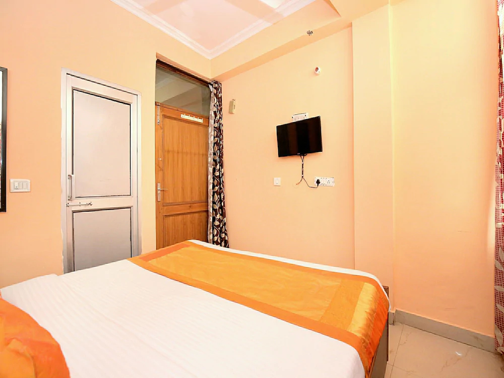 Hotel Paras By OYO Rooms