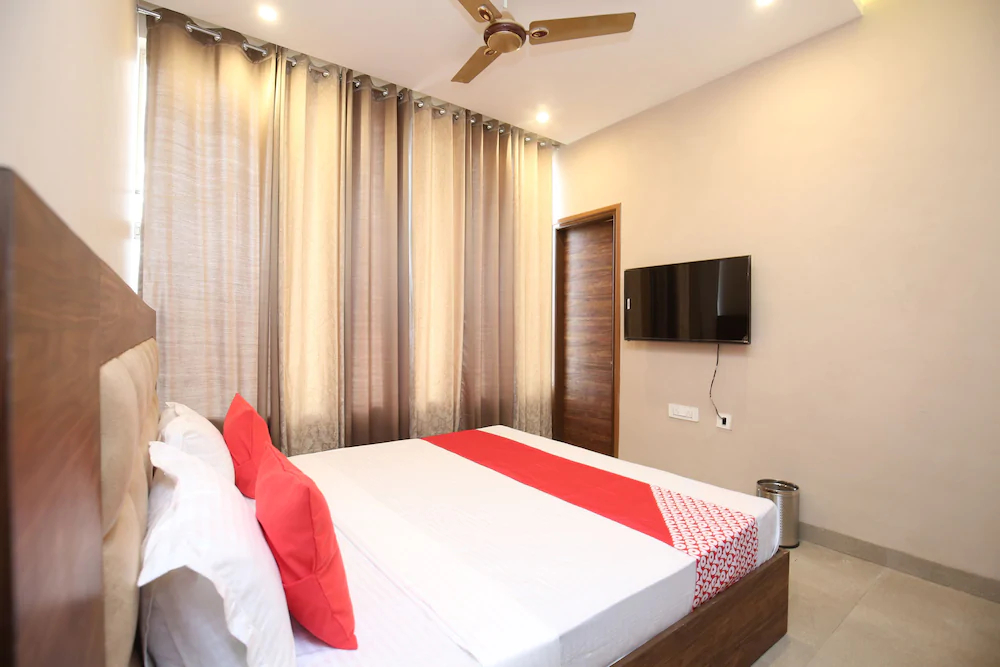 Hotel Platina By OYO Rooms
