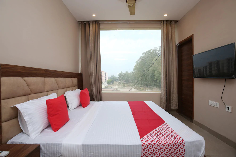 Hotel Platina By OYO Rooms