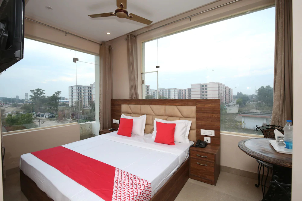 Hotel Platina By OYO Rooms