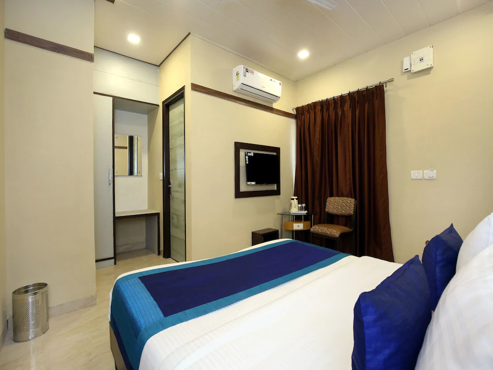 Hotel Seven by OYO Rooms