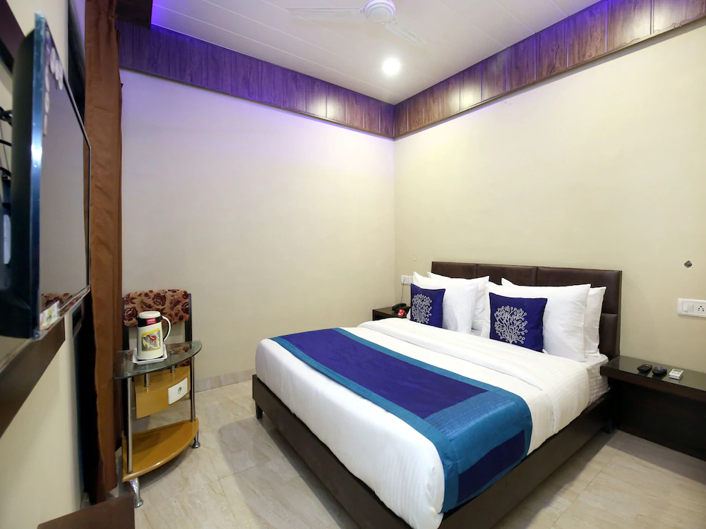 Hotel Seven by OYO Rooms