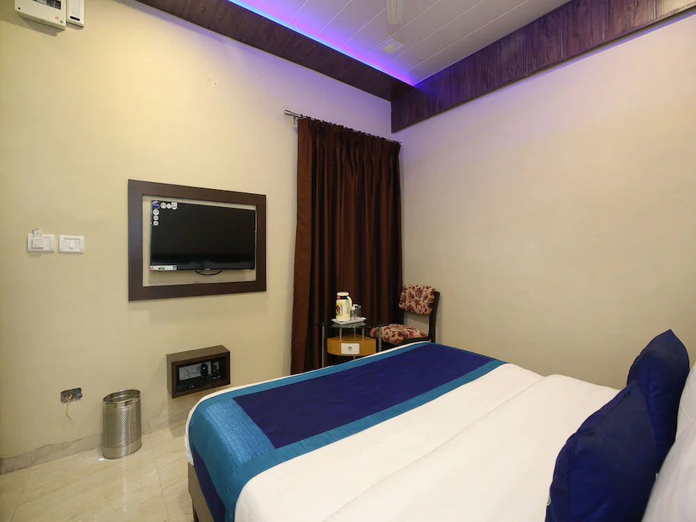 Hotel Seven by OYO Rooms