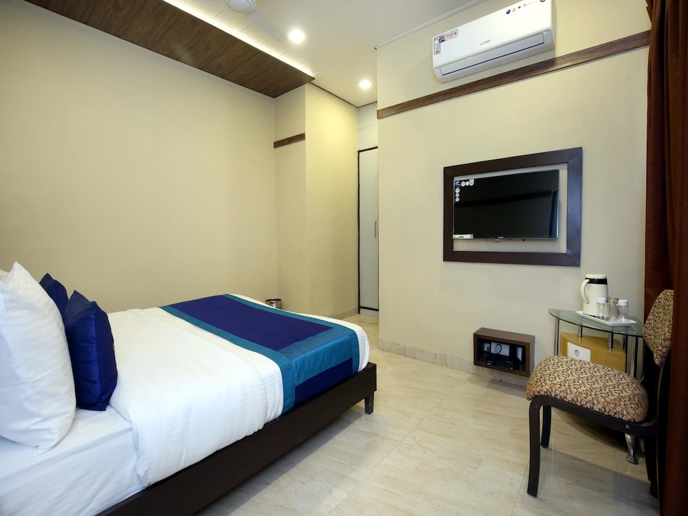 Hotel Seven by OYO Rooms