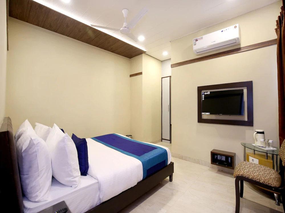 Hotel Seven by OYO Rooms