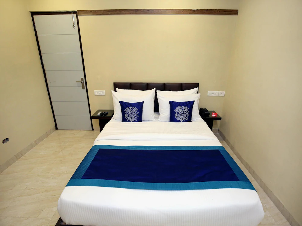 Hotel Seven by OYO Rooms