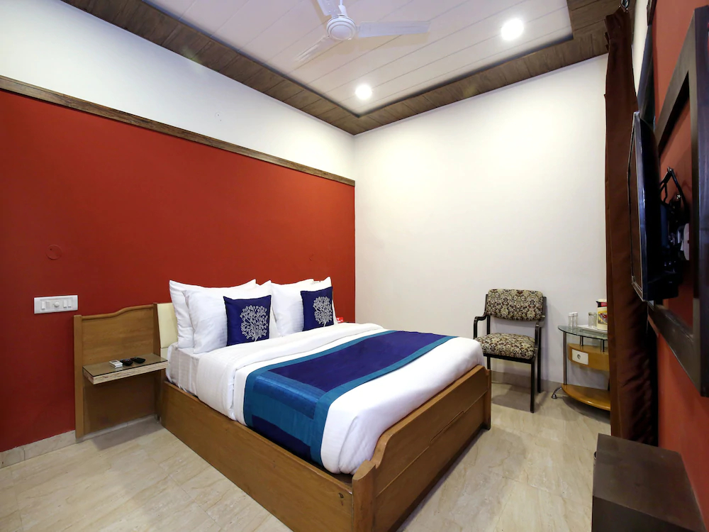 Hotel Seven by OYO Rooms