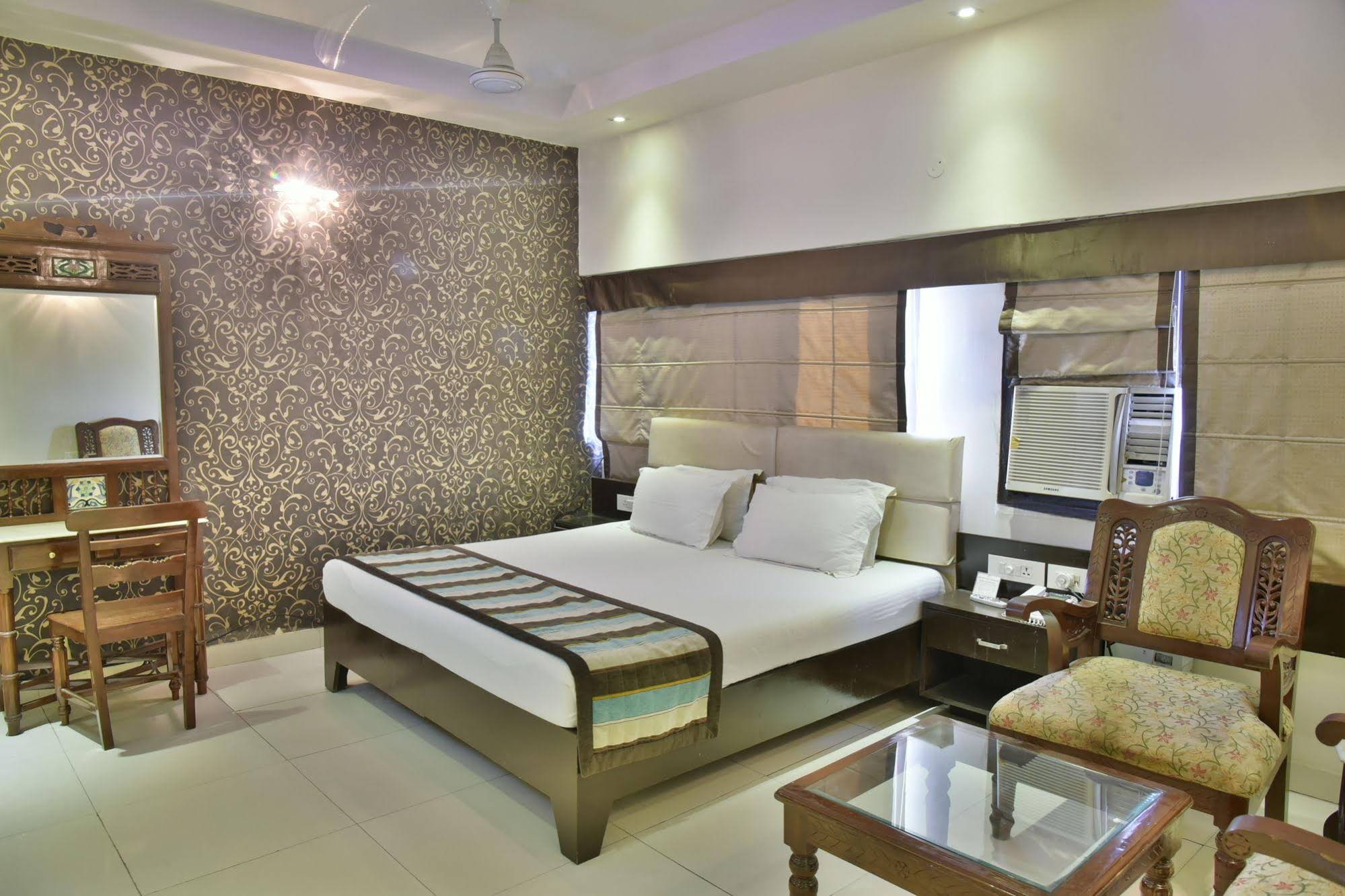 Jullundur Hotel