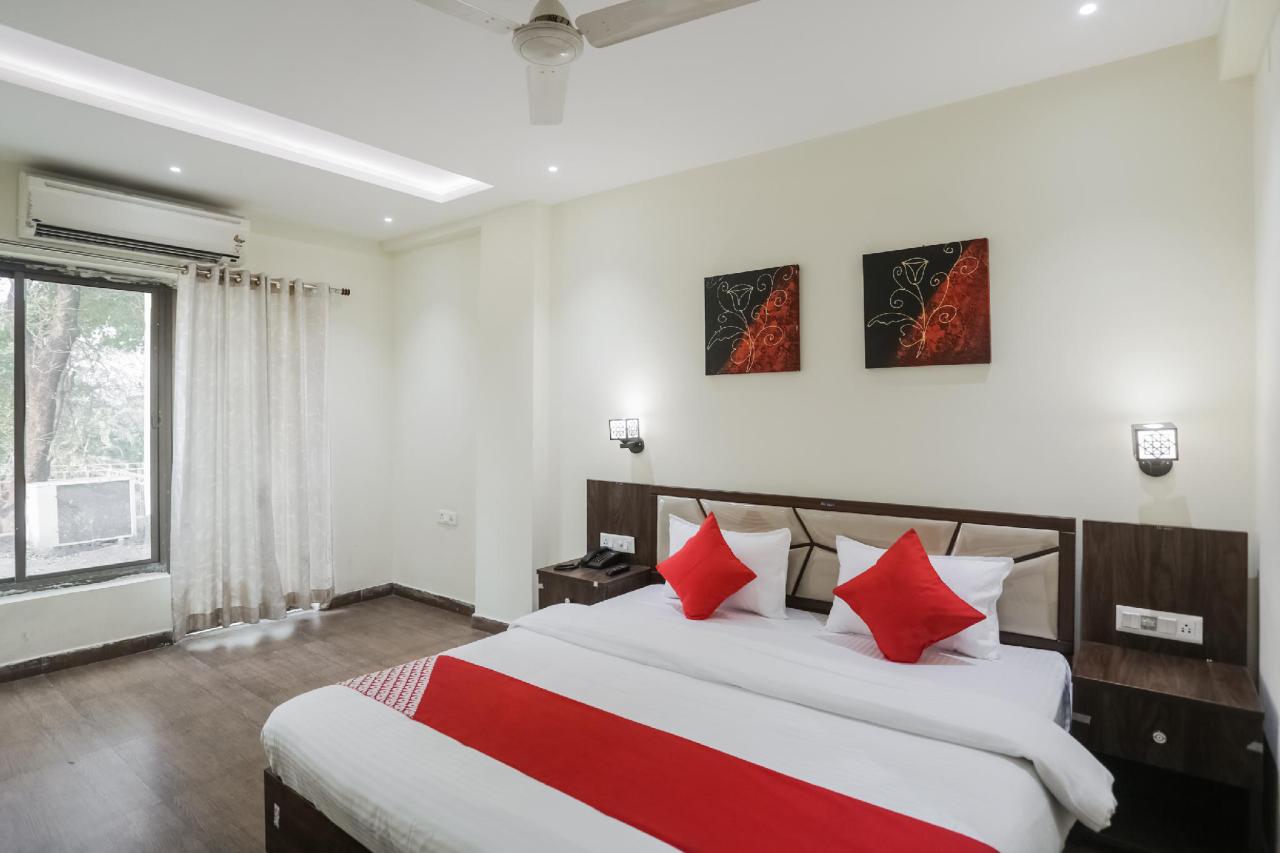 Hotel Red Queen by OYO Rooms